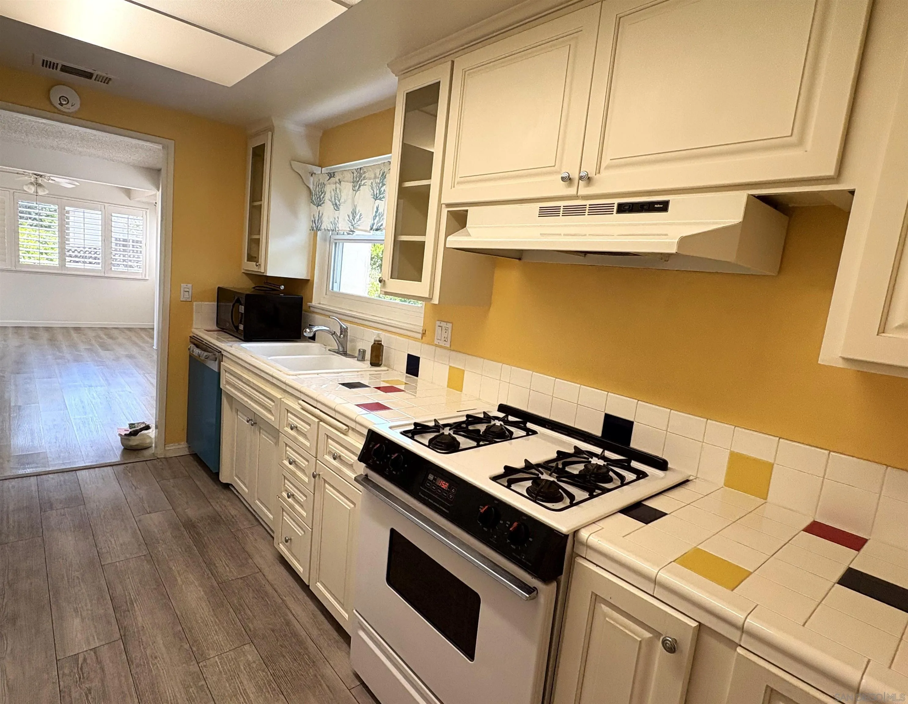 12040 Callado Road San Diego, CA 92128 - Photo 10 of 19 Kitchen
