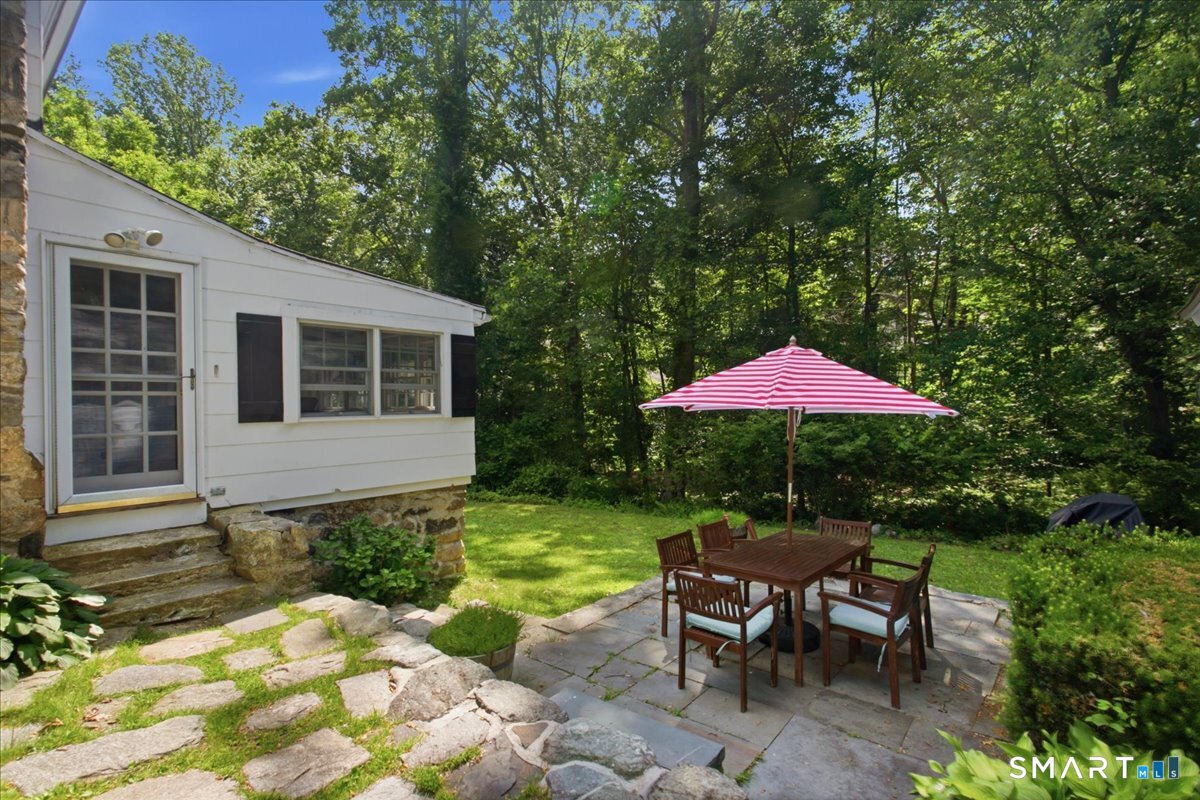 247 Chestnut Hill Road Stamford, CT 06903 - Photo 5 of 30