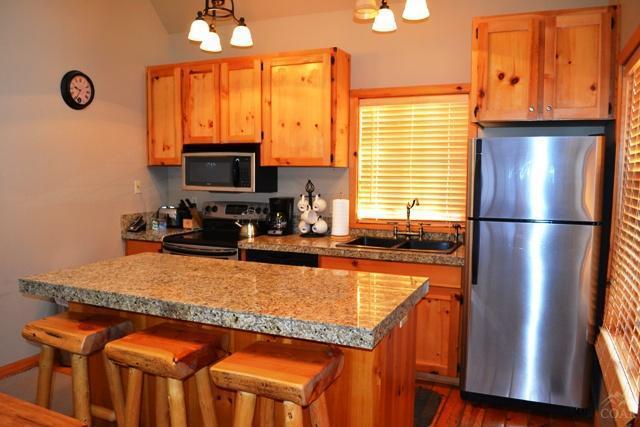 1 Circle 4 Ranch Circle Sunriver, OR 97707 - Photo 3 of 23 Kitchen with granite countertops/eating