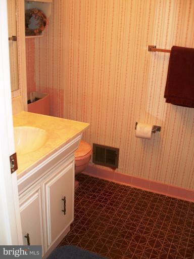 2542 Rambling Road Vienna, VA 22181 - Photo 19 of 24 Bath