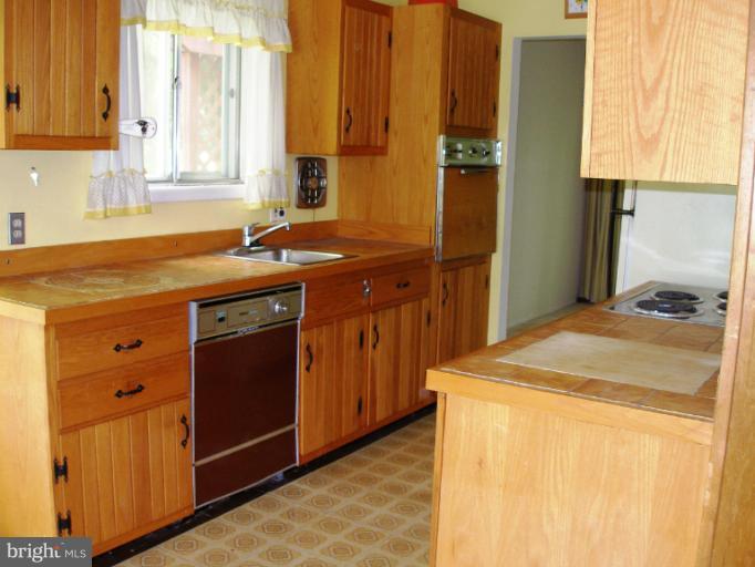 2542 Rambling Road Vienna, VA 22181 - Photo 21 of 24 Kitchen