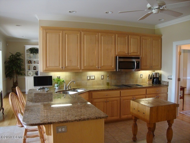 208 Mellen Road New Bern, NC 28562 - Photo 8 of 20 Kitchen