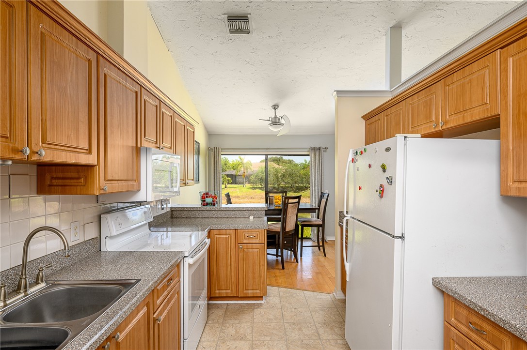 721 Timber Ridge Trail Southwest, Unit B Vero Beach, FL 32962 - Photo 3 of 16 Gallery Image 3