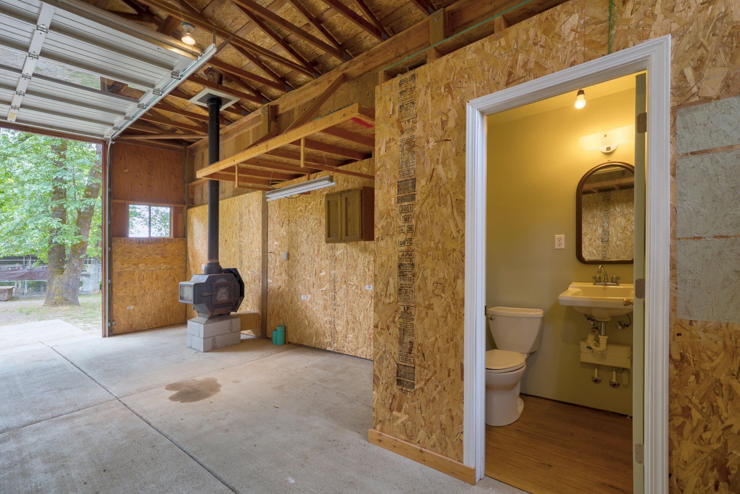 2720 Hugo Road Merlin, OR 97532 - Photo 27 of 38 Full bath in barn