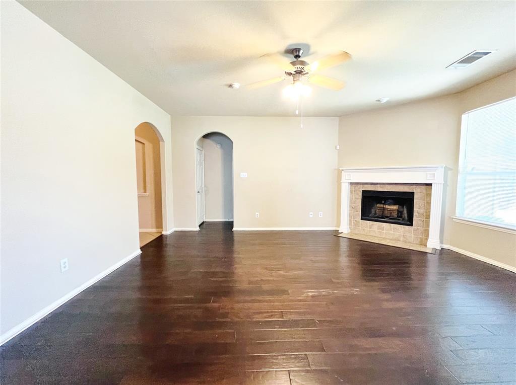 552 Kerry Street Crowley, TX 76036 - Photo 4 of 27