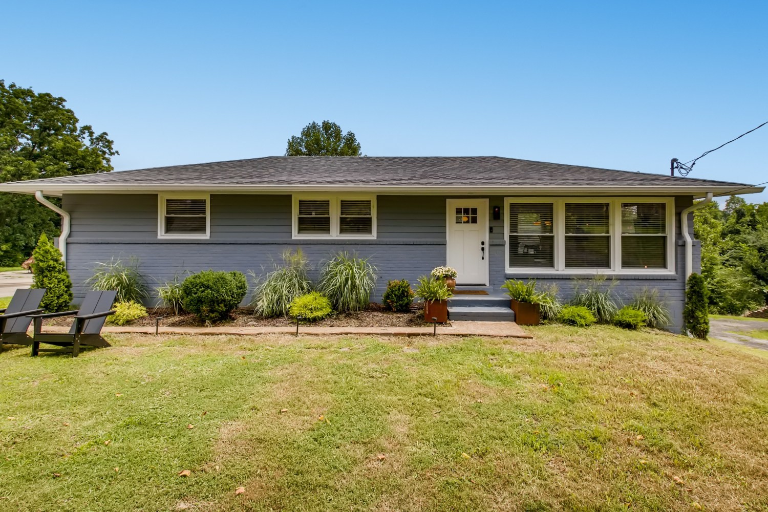 1005 A Mitchell Road Nashville, TN 37206 - Photo 1 of 23 a front view of a house with a yard