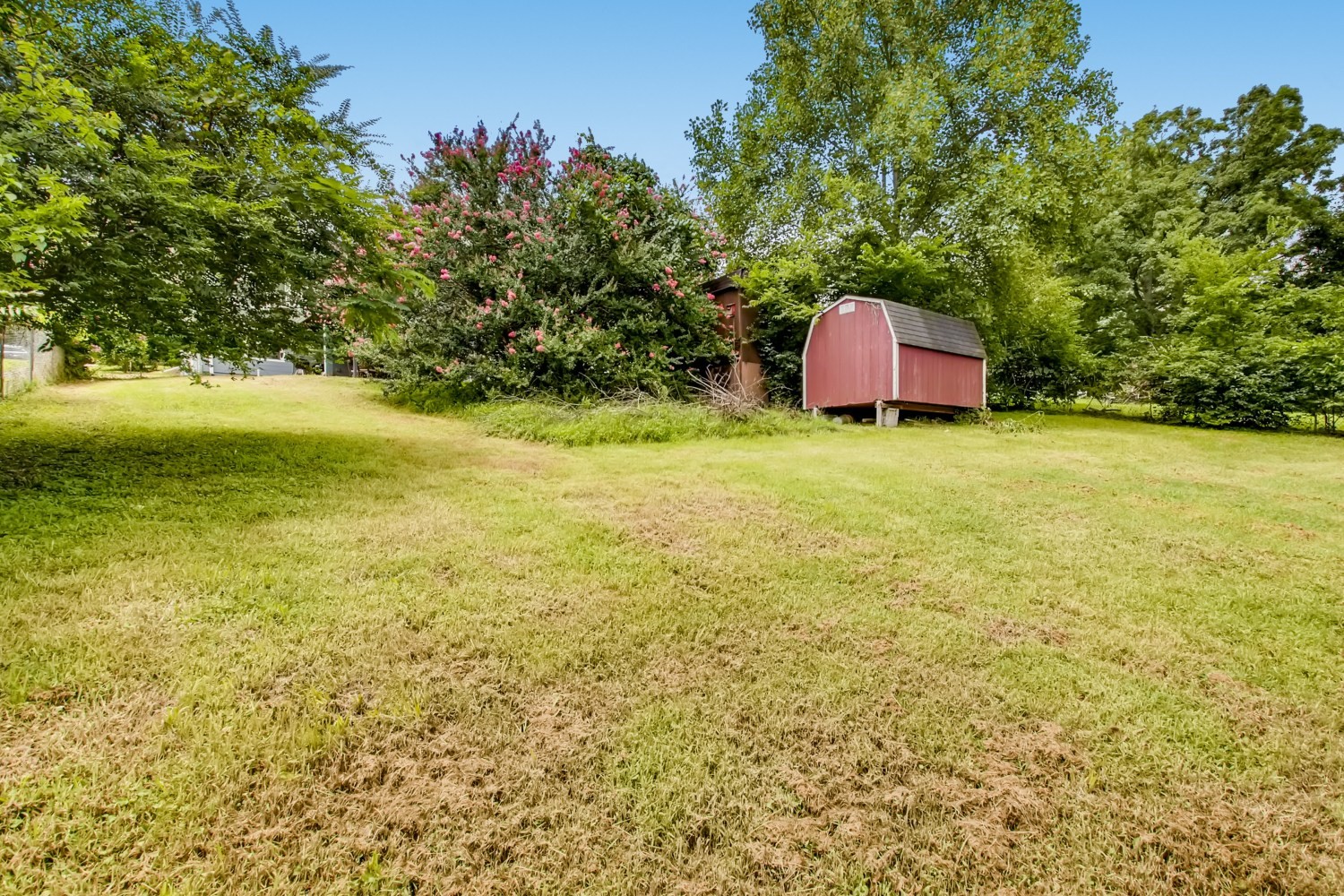1005 A Mitchell Road Nashville, TN 37206 - Photo 22 of 23 a backyard of a house with lots of green space