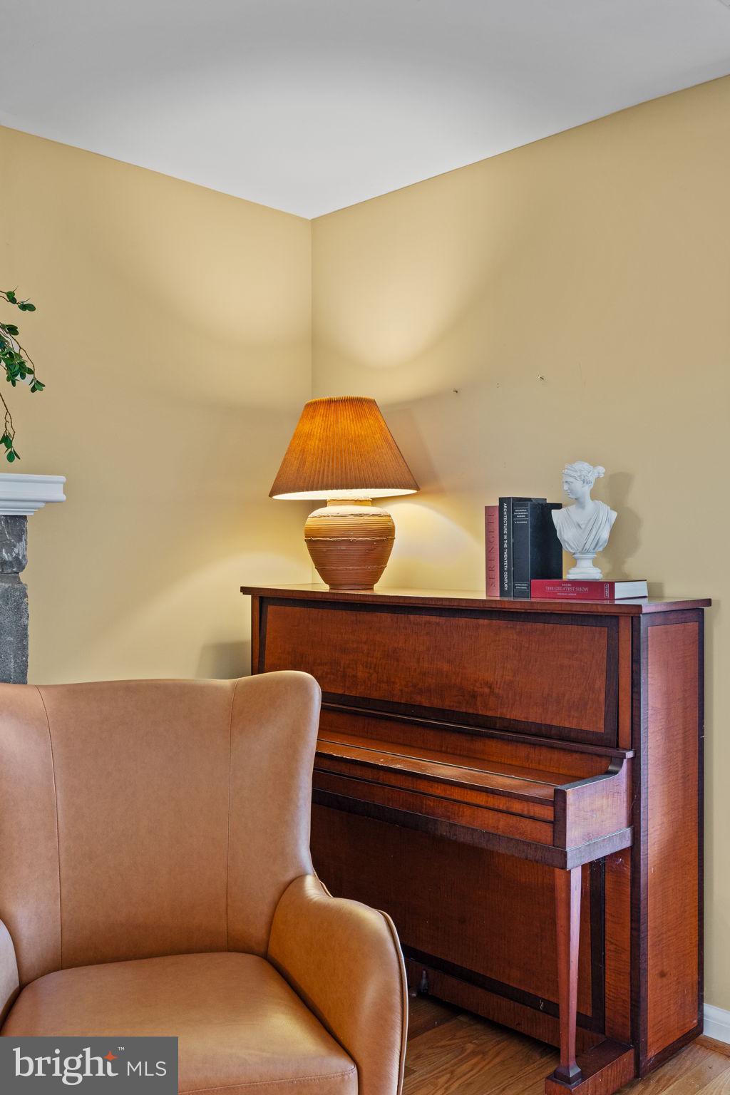 1014 Townsend Circle Wayne, PA 19087 - Photo 7 of 68 a living room with a couch and a potted plant