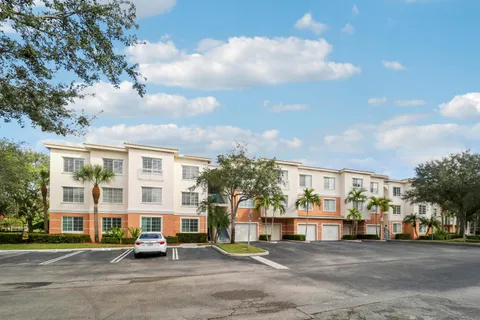 $388,500 | 5206 Myrtlewood Circle East, Unit 5206, Palm Beach Gardens, FL 33418