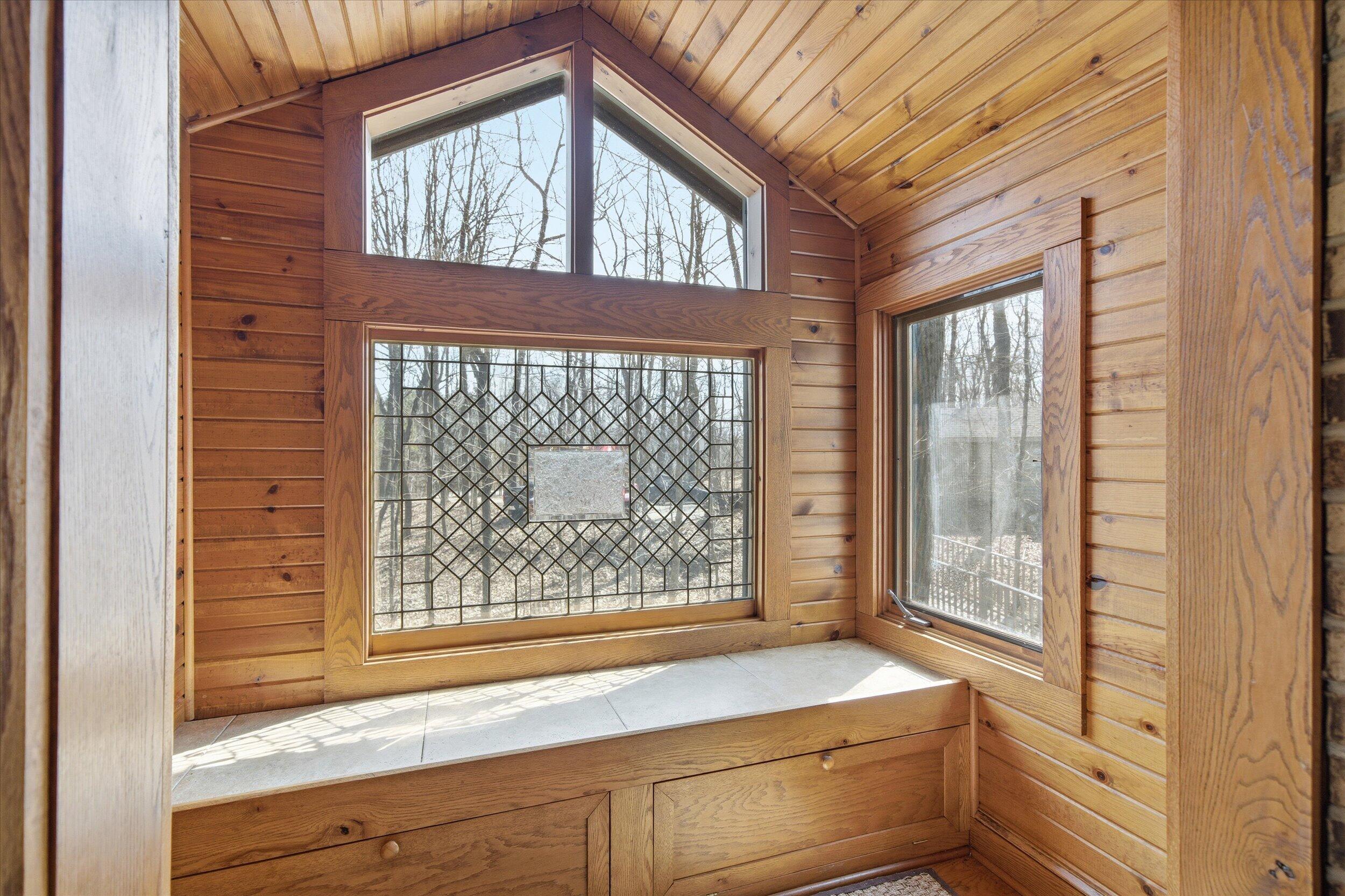 9561 Maple Tree Road Kewaskum, WI 53040 - Photo 13 of 46 sitting area