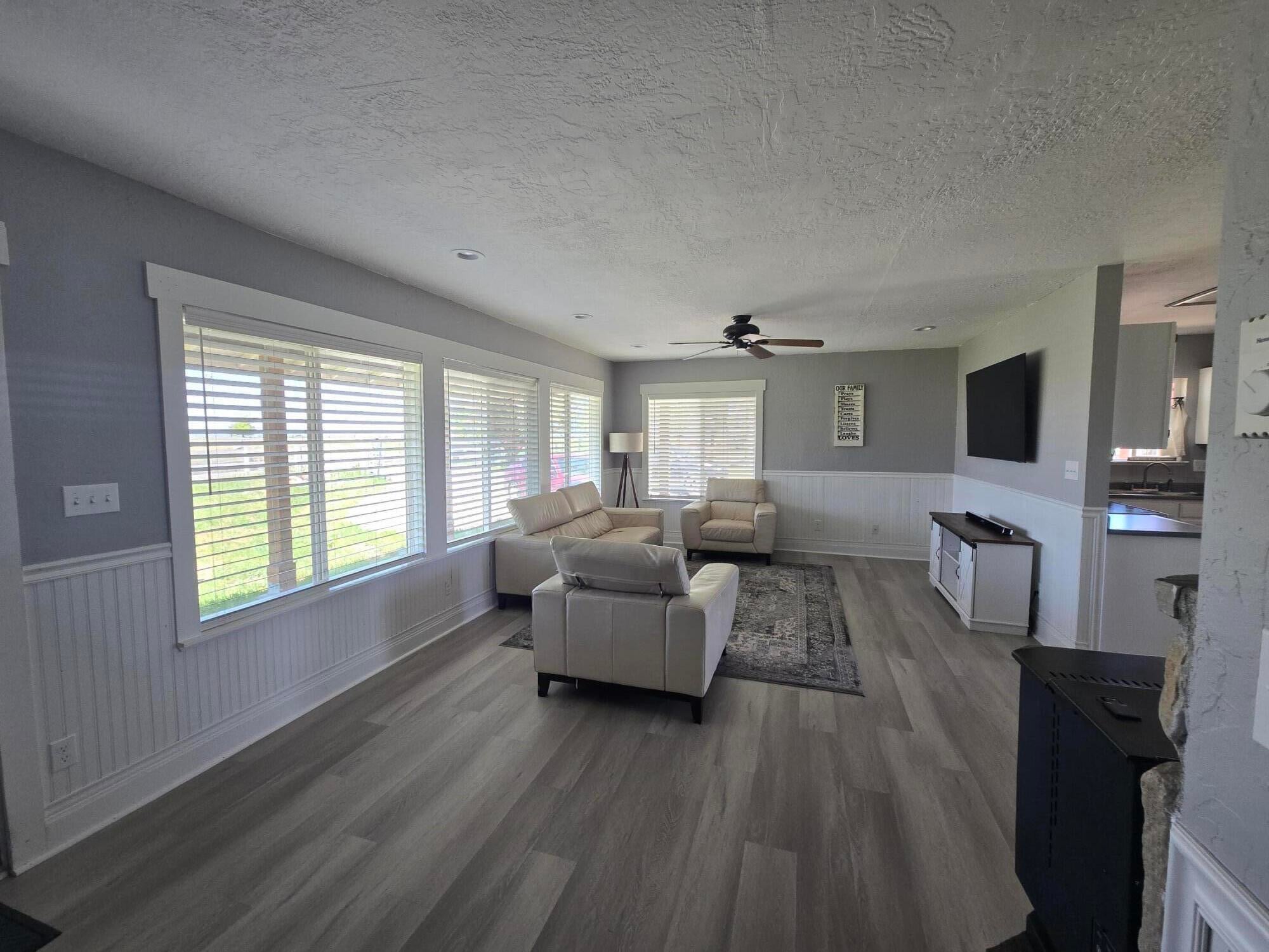 112 Hill Road Tulelake, CA 96134 - Photo 3 of 39 Living Room