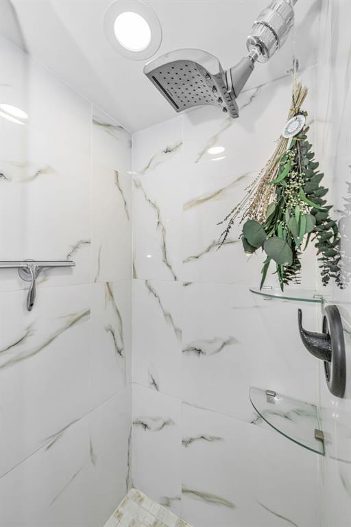 6009 Bayway Court New Port Richey, FL 34652 - Photo 46 of 93 a bathroom with a shower and a sink