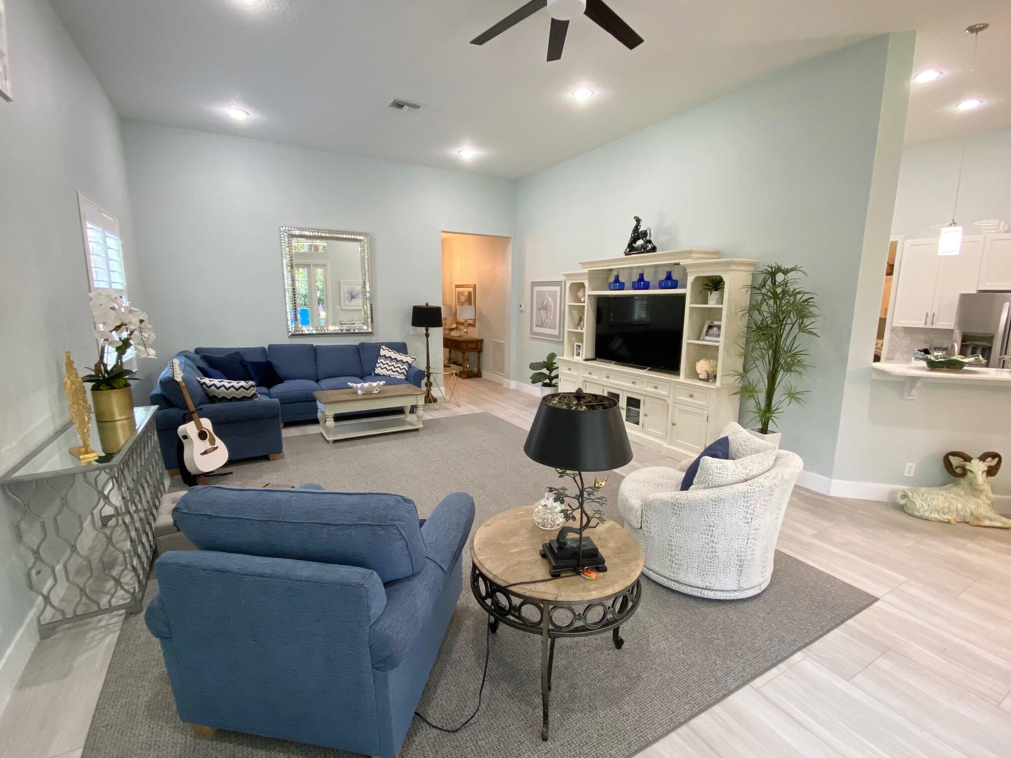 102 Via Castilla Jupiter, FL 33458 - Photo 2 of 19 Living room