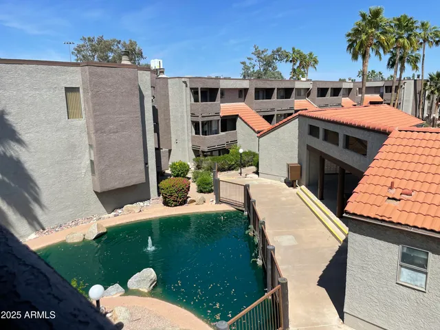 a view of a house with backyard