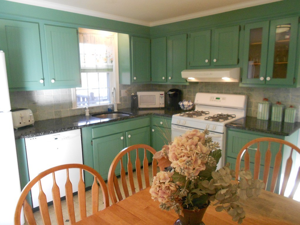 10 Peacedale Avenue Worcester, MA 01607 - Photo 3 of 24 Gallery Image 3