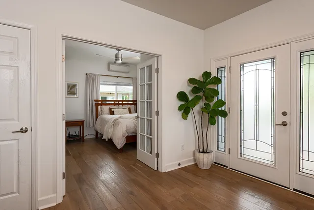 a view of entryway with livingroom