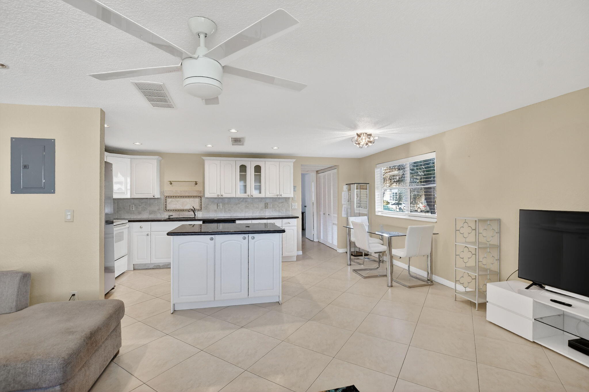 258 Monaco Way, Unit 258 Delray Beach, FL 33446 - Photo 4 of 78 kitchen & dining area