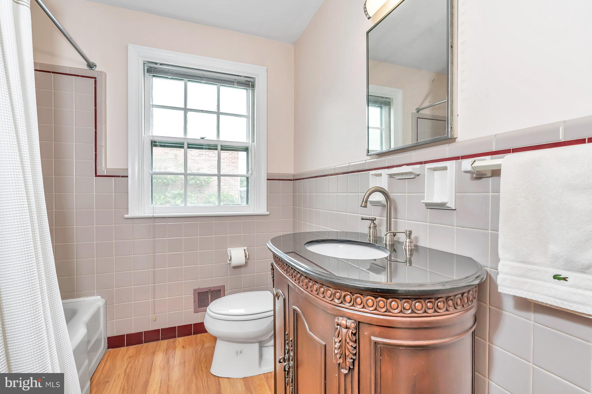206 Medford Road Wilmington, DE 19803 - Photo 17 of 33 Main level full bath with tub/shower combination
