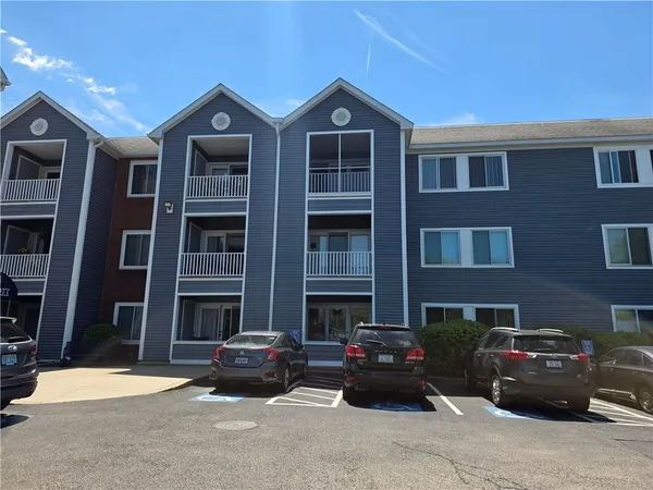 $2,500 | 1800 Douglas Avenue, Unit 327, North Providence, RI 02904