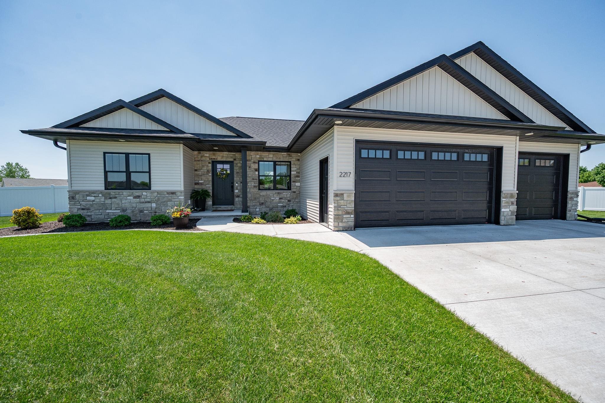 2217 Fox Point Court De Pere, WI 54115 - Photo 9 of 57