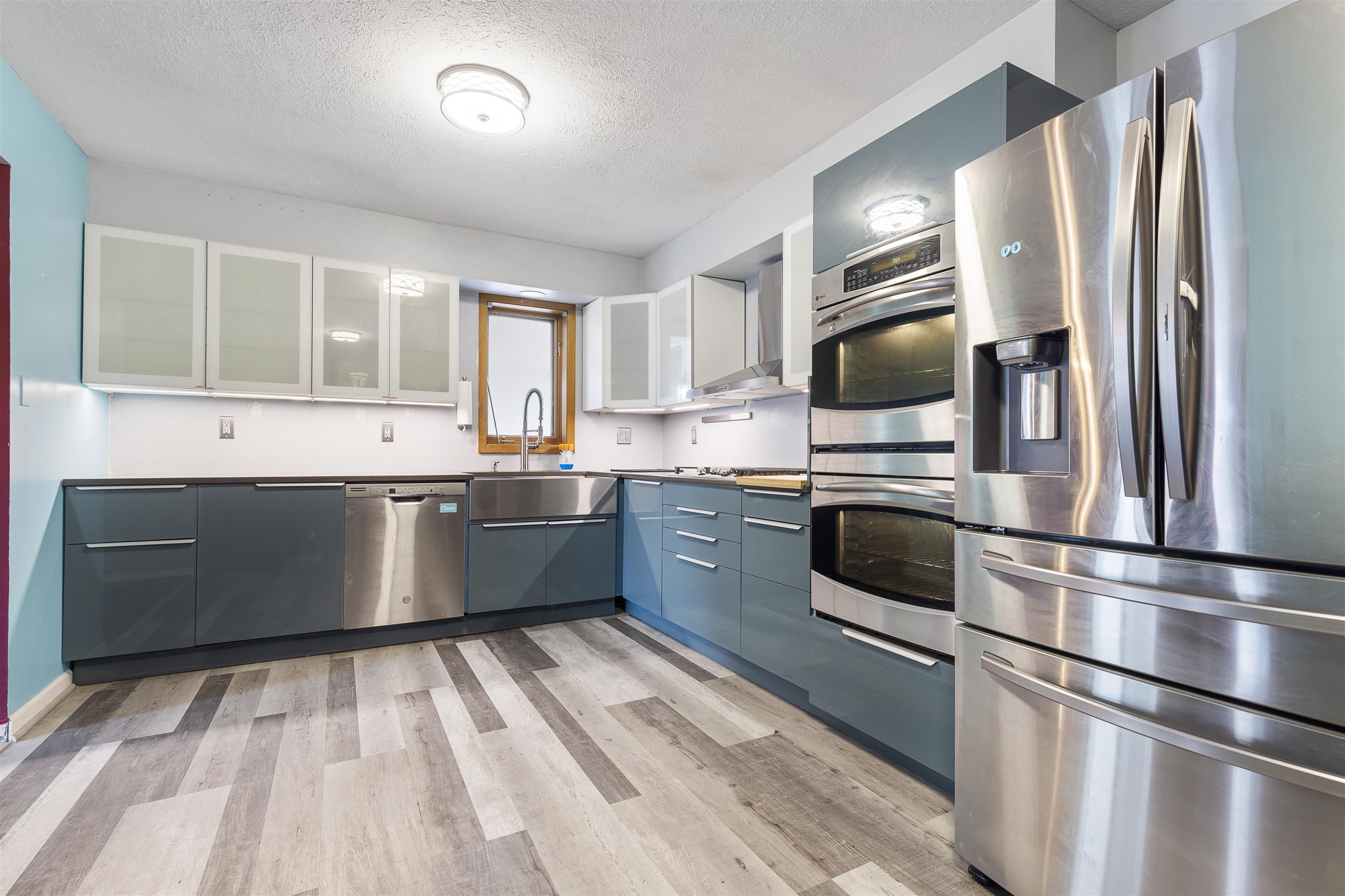 4031 Fairfax Road Roscoe, IL 61073 - Photo 6 of 23 a kitchen with stainless steel appliances a refrigerator sink and microwave