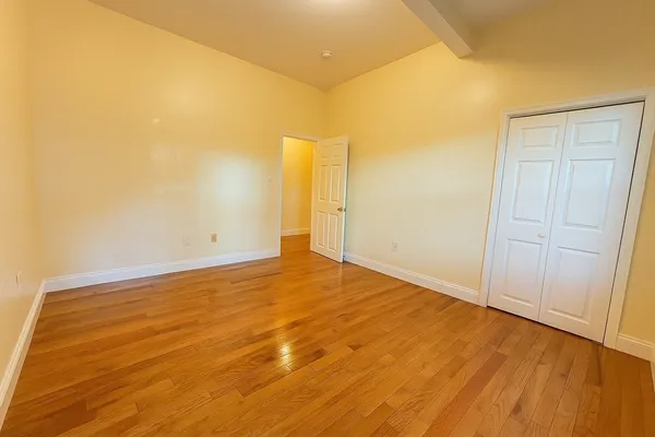 en empty room with wooden floor