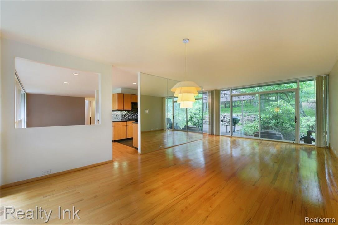 34200 Quaker Valley Road Farmington, MI 48331 - Photo 7 of 19 DSC_3340.jpg