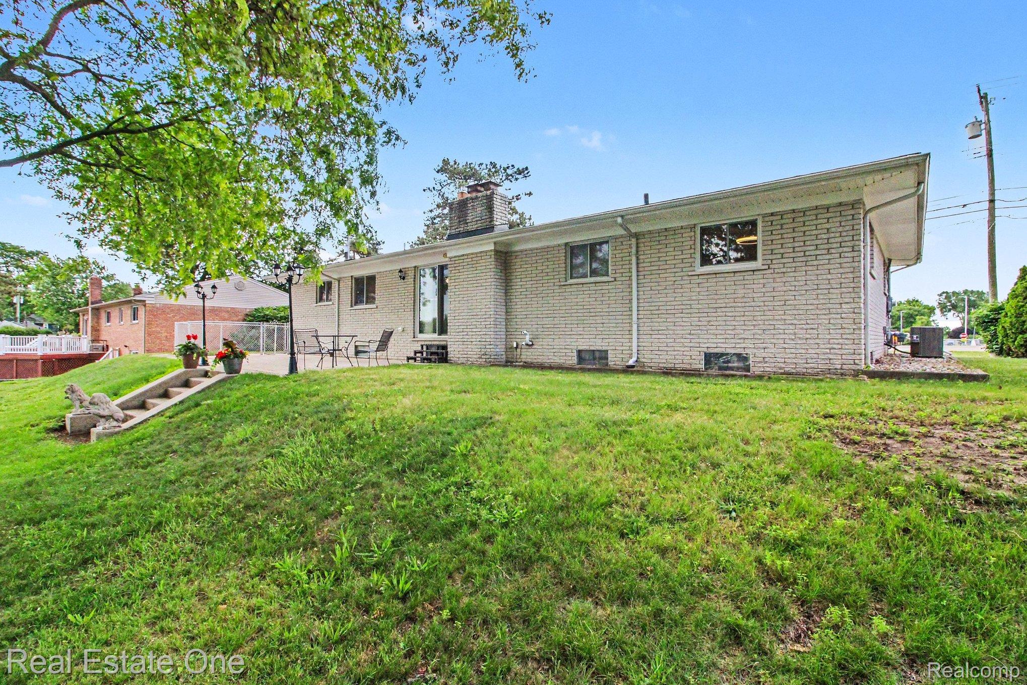 1347 East Square Lake Road Troy, MI 48085 - Photo 19 of 22 016_file_9135.jpg