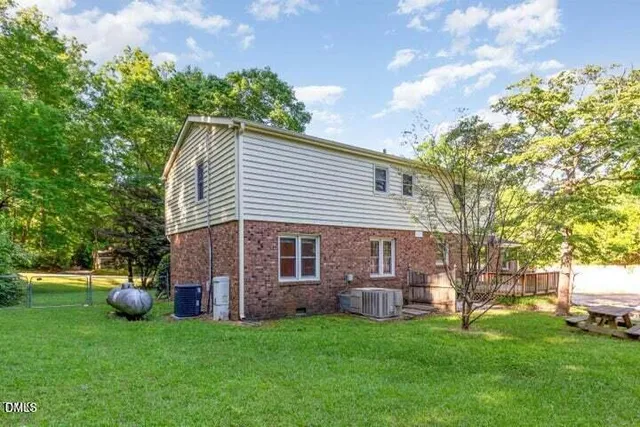 a view of a house with a backyard