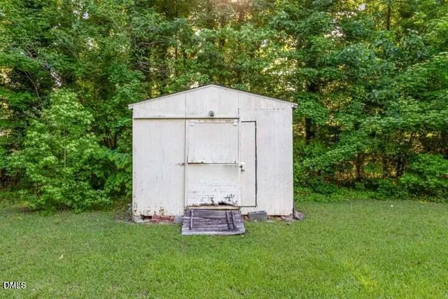 a view of a house with backyard and garden