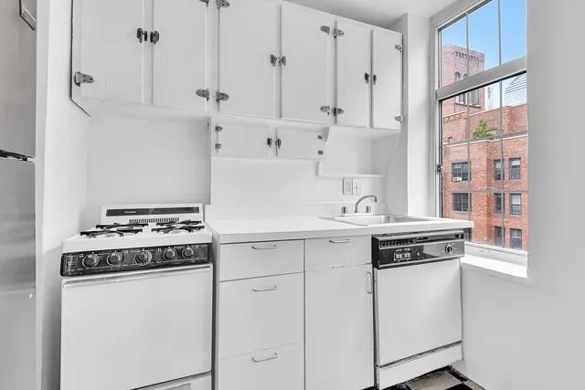 $649,000 | 405 West 23rd Street, Unit 16I | Chelsea