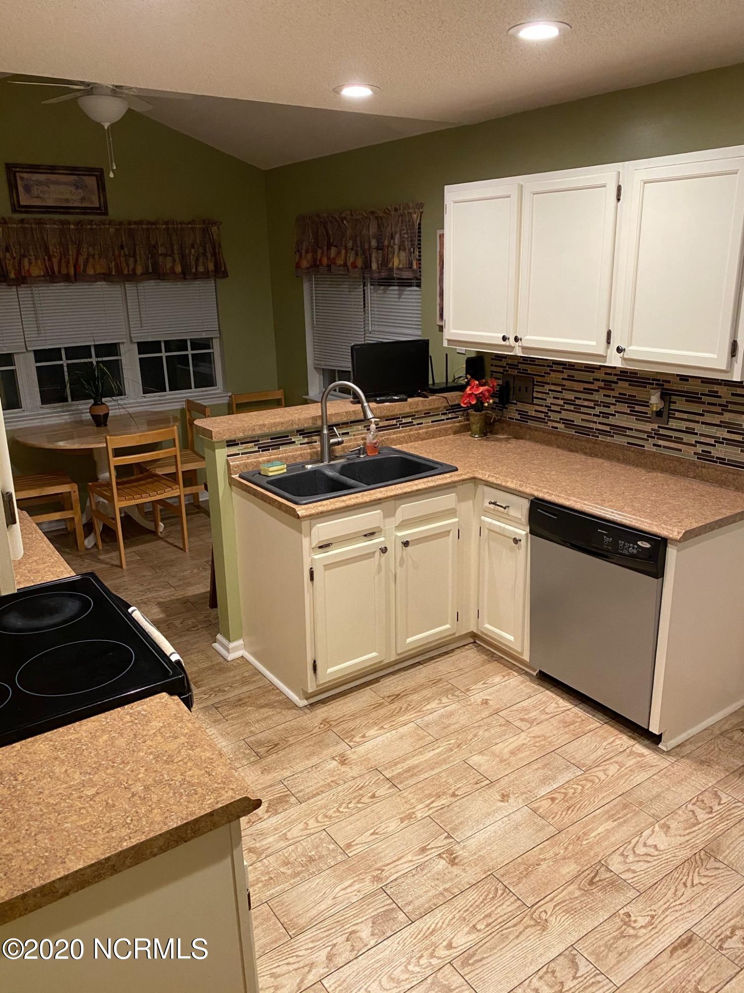 1215 Welborn Road Wilmington, NC 28409 - Photo 17 of 40 1215 Welborn Rd Kitchen