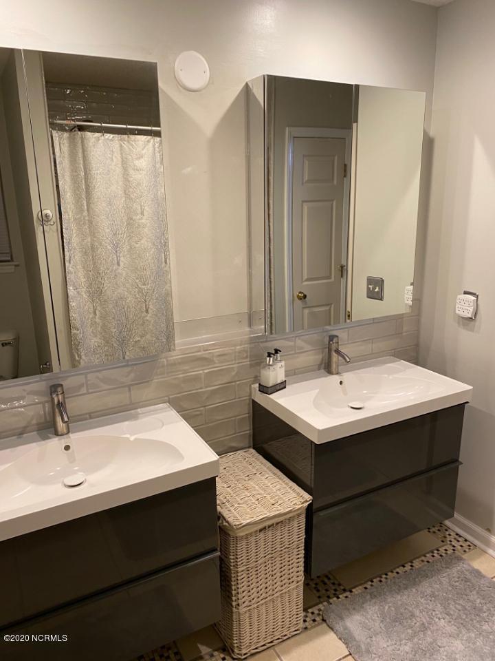 1215 Welborn Road Wilmington, NC 28409 - Photo 20 of 40 1215 Welborn Rd master bath