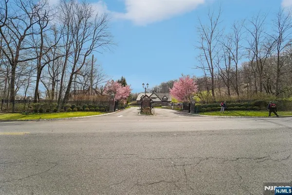 $879,900 | 14 Eton Place, Springfield, NJ 07081