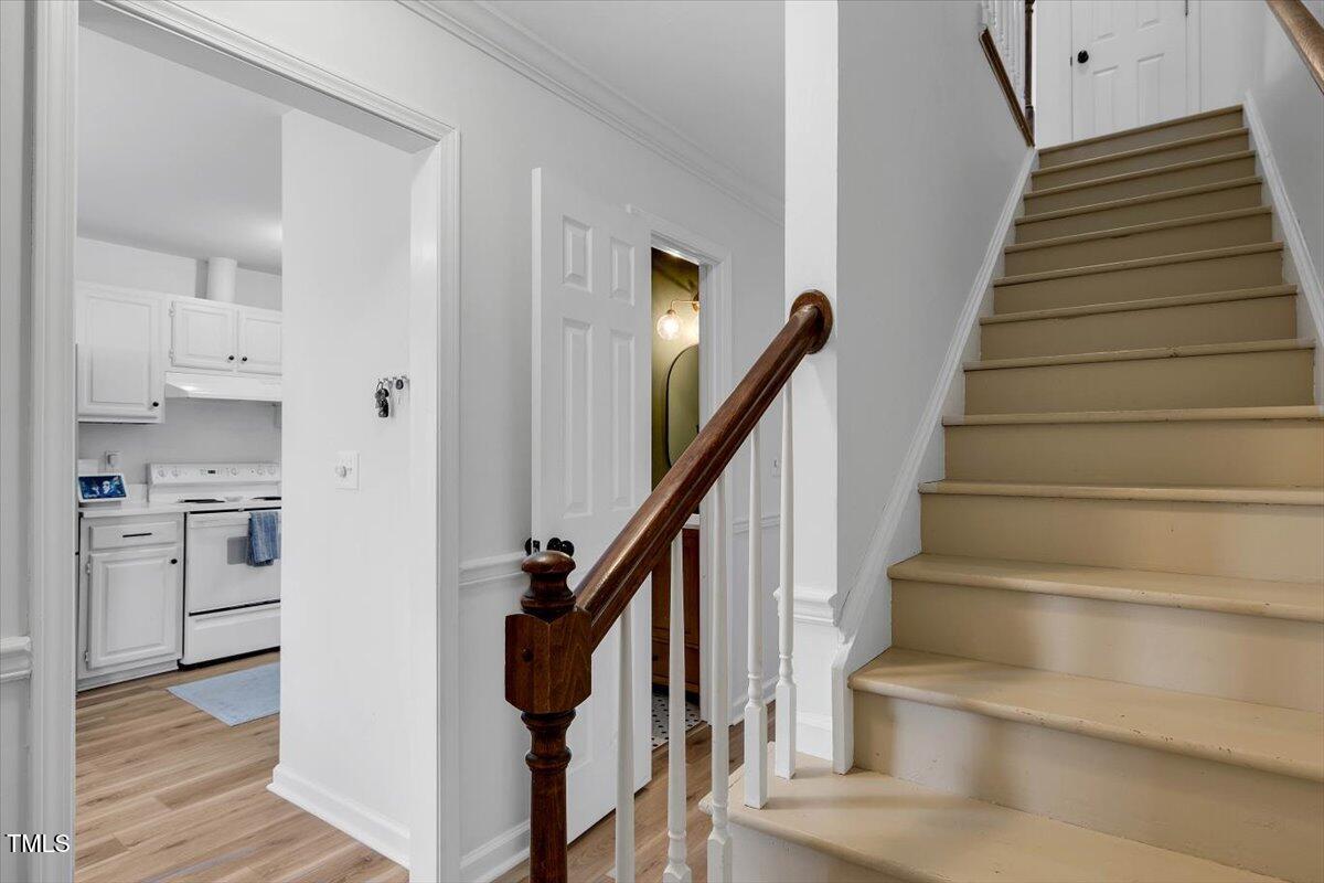 6910 Saxby Court Raleigh, NC 27613 - Photo 5 of 26 entryway
