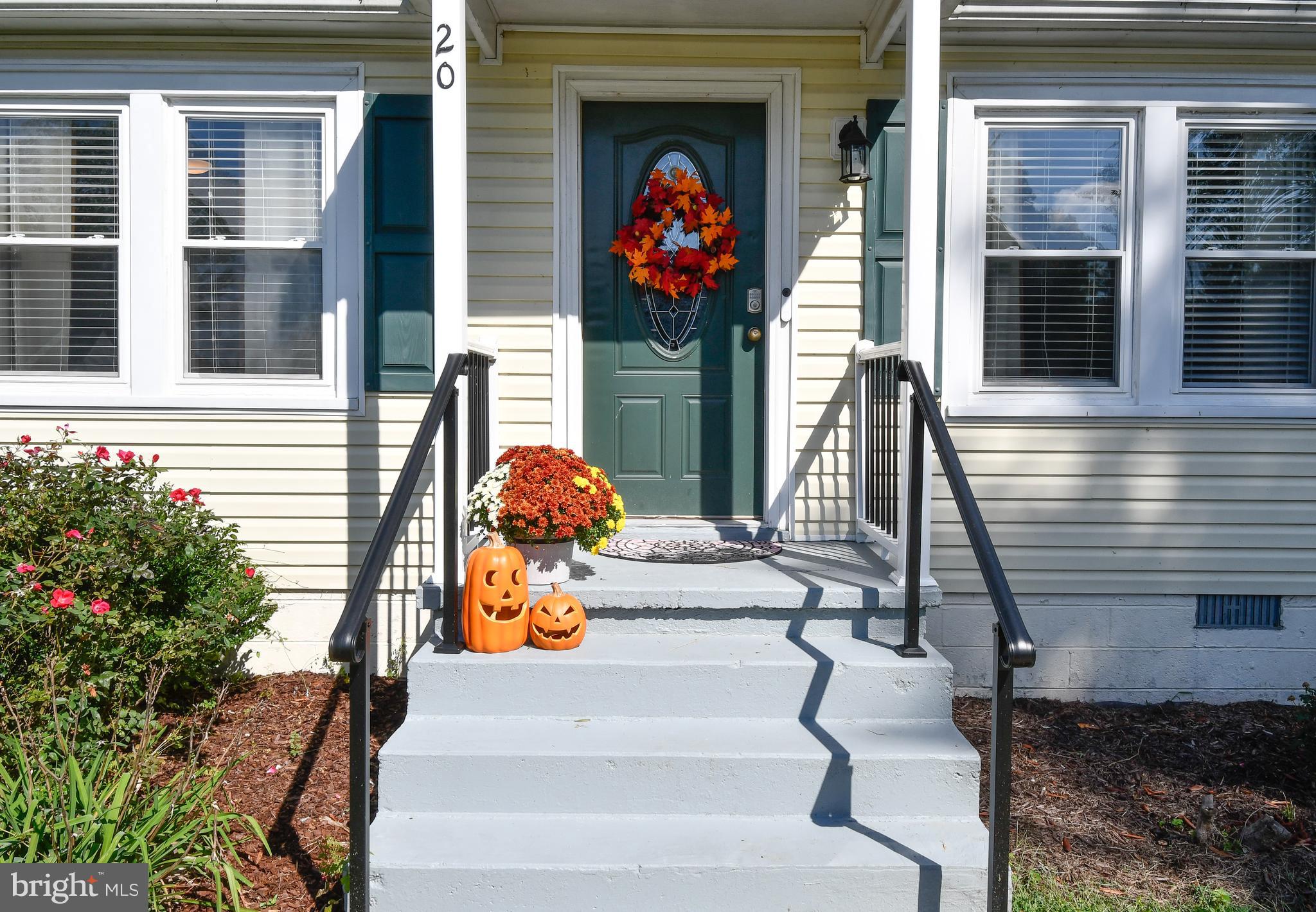 20 Randolph Road Fredericksburg, VA 22405 - Photo 3 of 36 New vinyl columns & railings