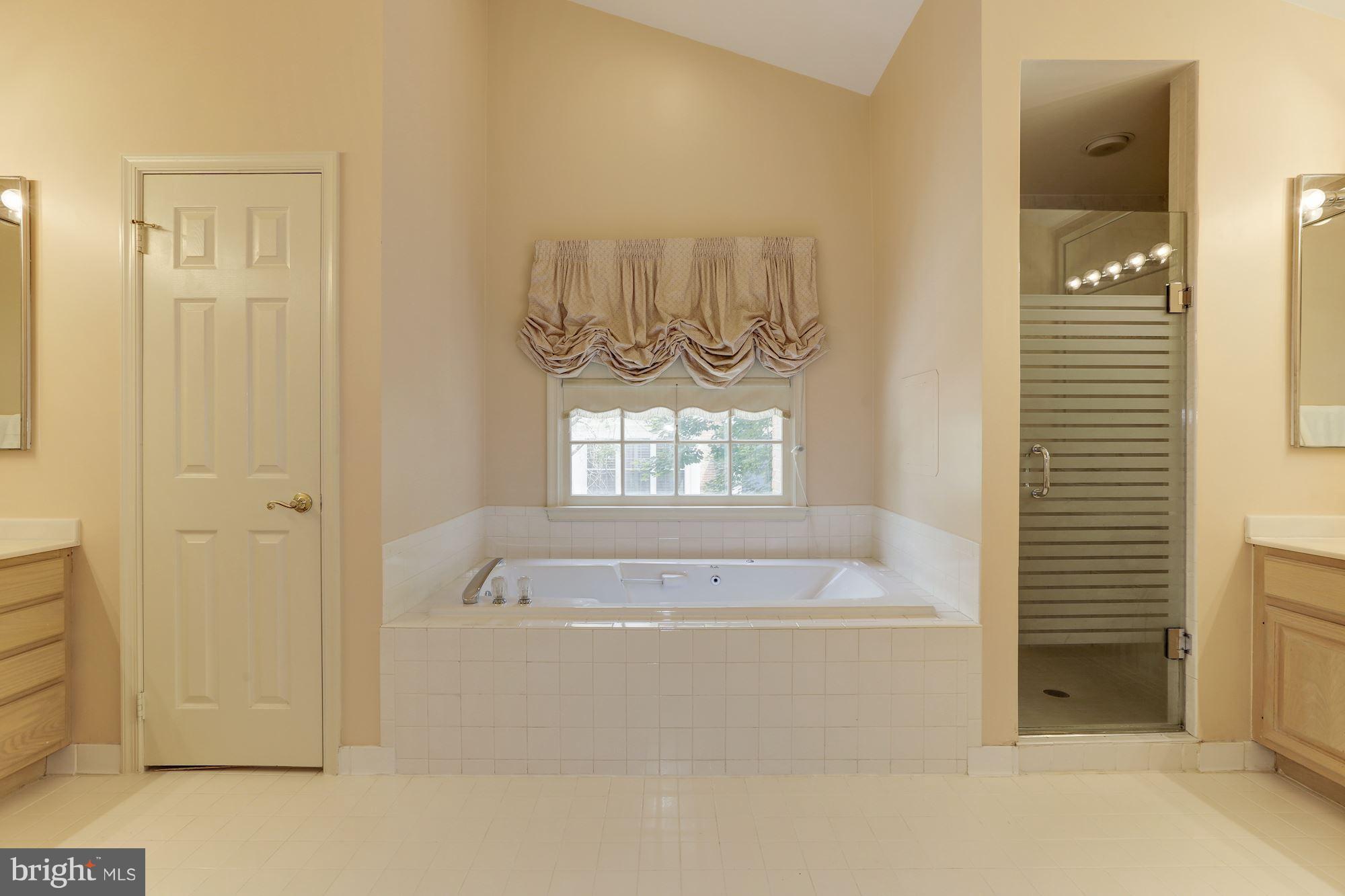 7912 Quarry Ridge Way Bethesda, MD 20817 - Photo 20 of 28 Bath (Master)