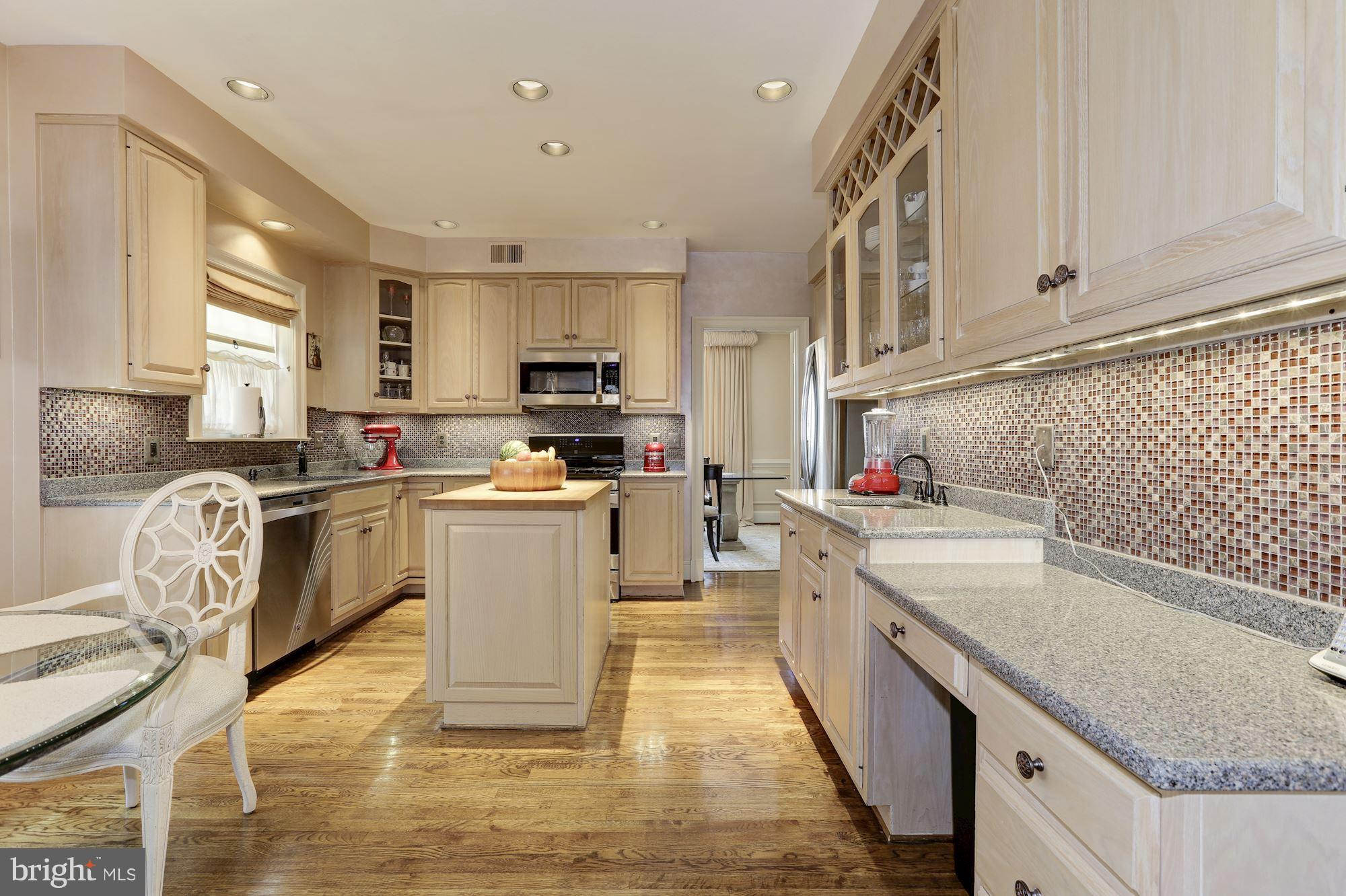 7912 Quarry Ridge Way Bethesda, MD 20817 - Photo 9 of 28 Kitchen