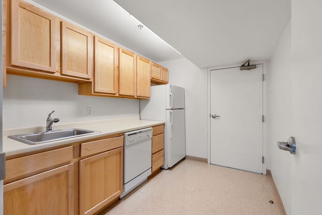 39 Intrepid Circle, Unit 203 Marblehead, MA 01945 - Photo 27 of 32