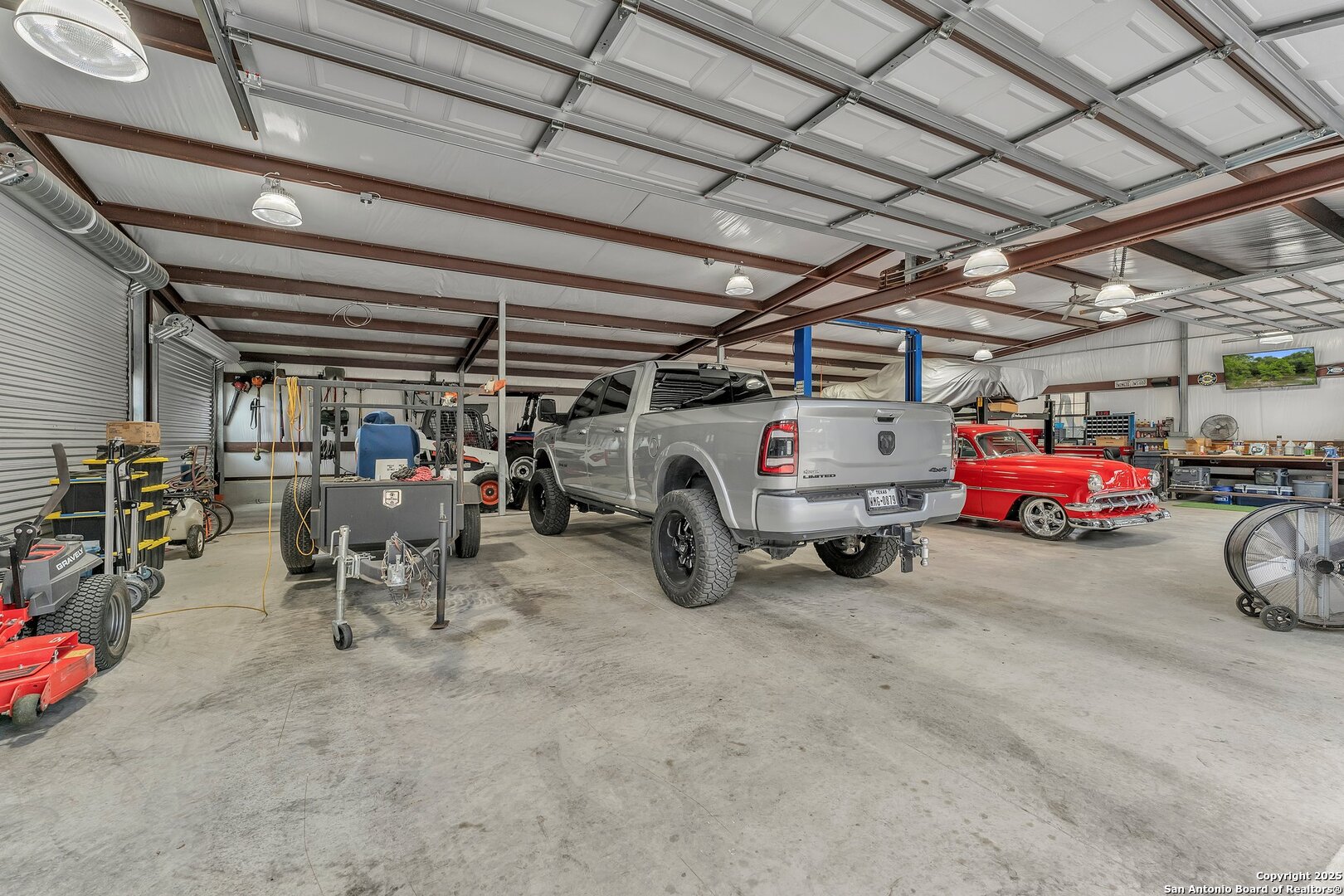 11650 Sunset Ranch Helotes, TX 78023 - Photo 59 of 141 a view of parking garage with cars and other equipment