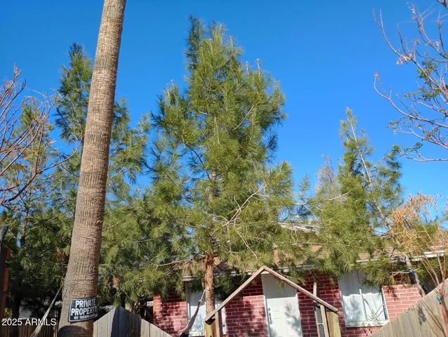 a view of a pathway with an outdoor space