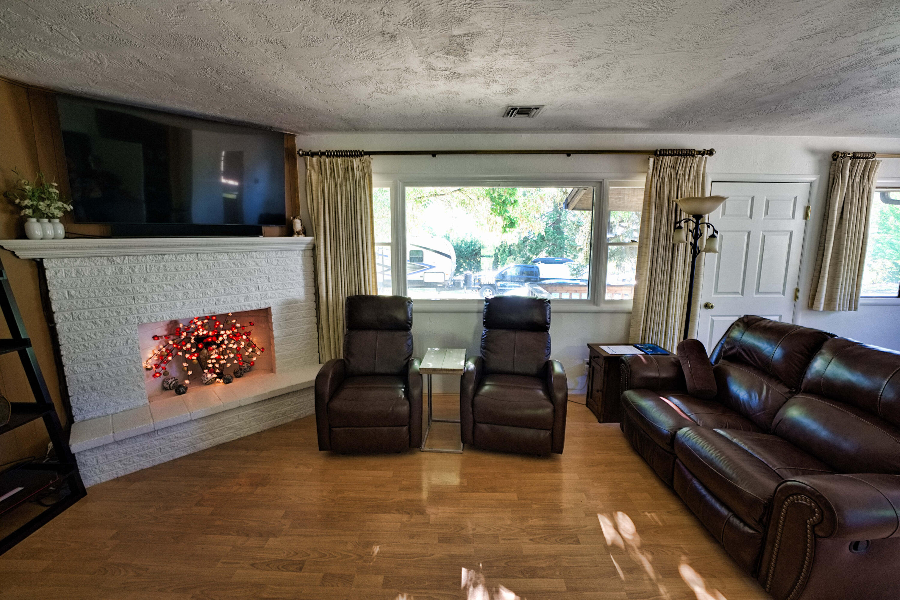 3488 North Foothill Road Medford, OR 97504 - Photo 4 of 47 Living Room