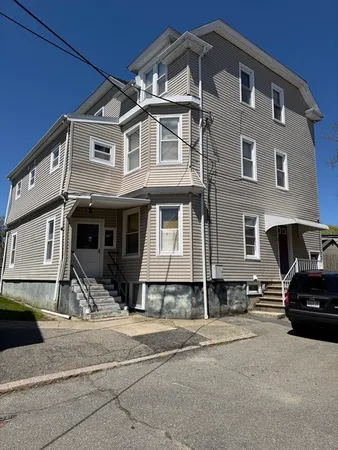 $1,400 | 114 Warren Street, Unit 2W, Fall River, MA 02721