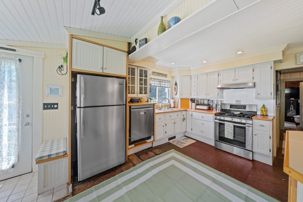 43 Virginia Street Marshfield, MA 02050 - Photo 10 of 41