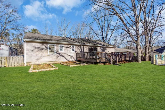 a view of yard with a pathway