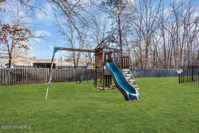a view of yard with green space and trees