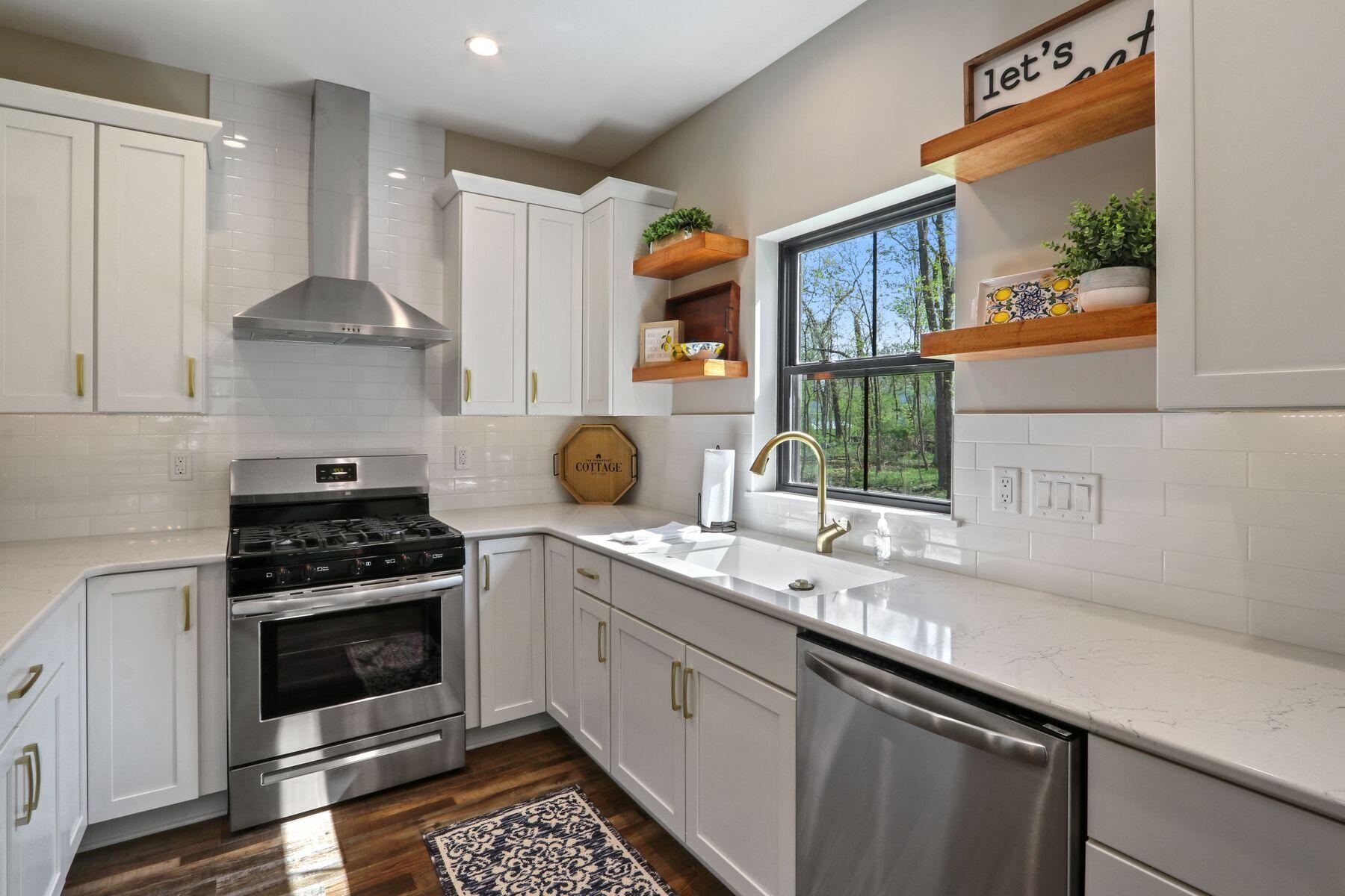 787 Odsila Way Fontana, WI 53125 - Photo 11 of 26 Gorgeous Kitchen
