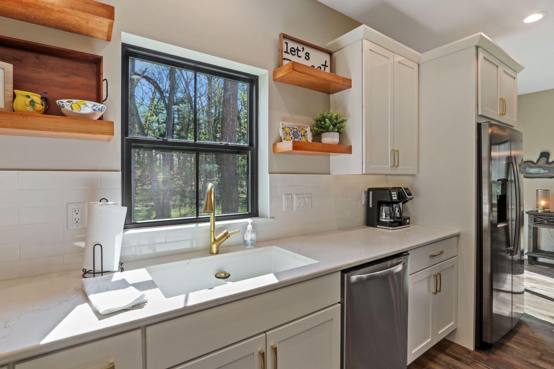 787 Odsila Way Fontana, WI 53125 - Photo 14 of 27 Gorgeous Kitchen
