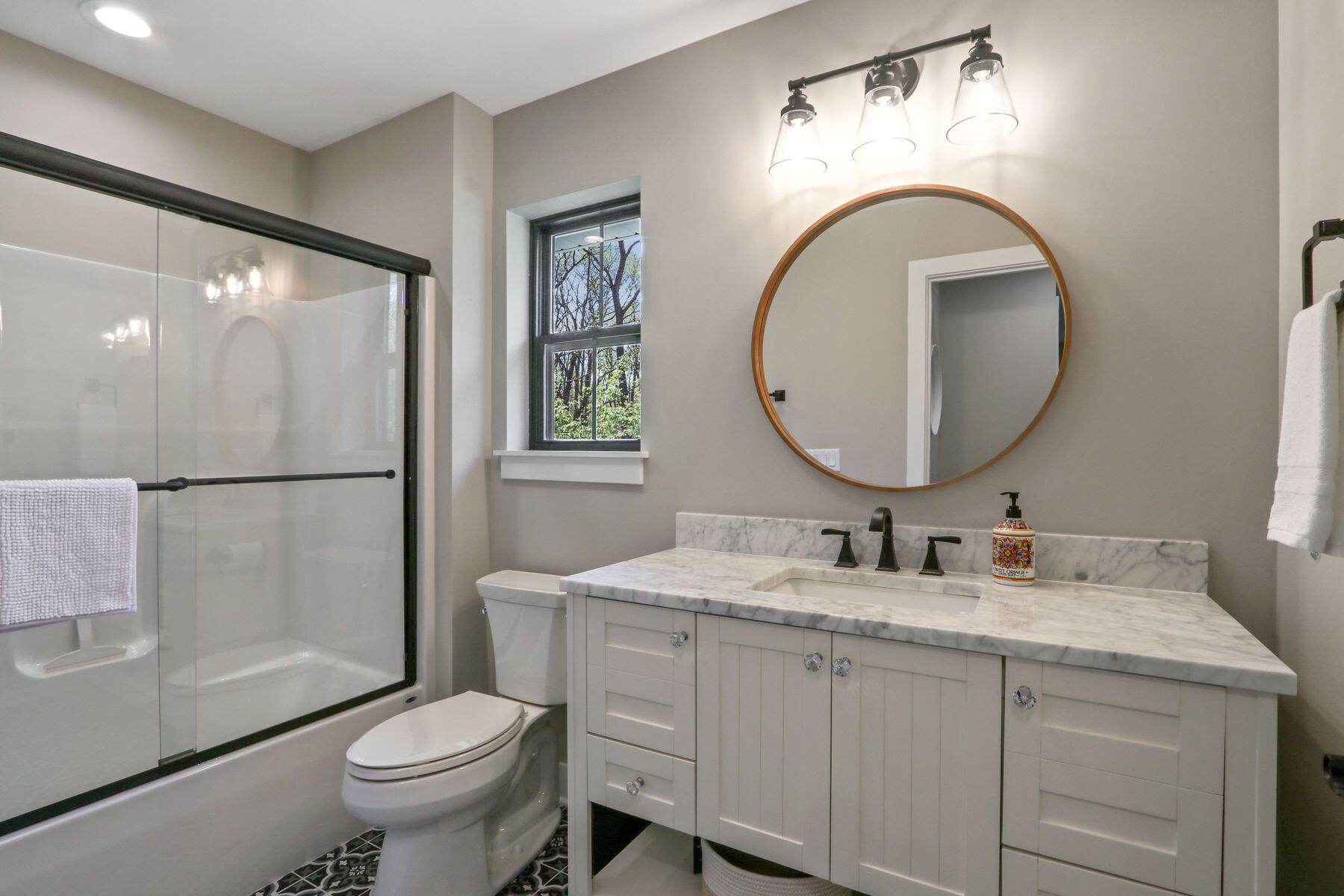 787 Odsila Way Fontana, WI 53125 - Photo 23 of 26 Full Guest Bath