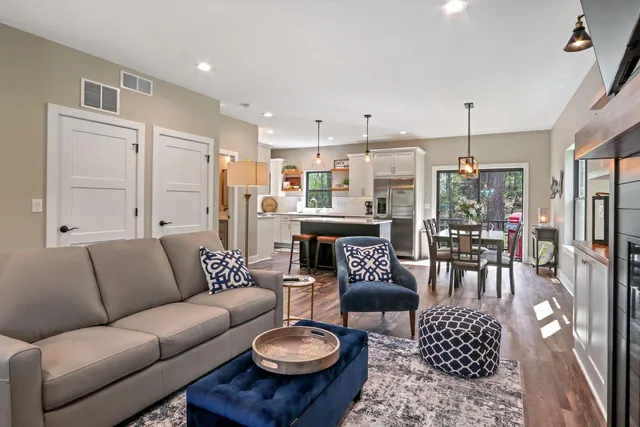 $624,900 | 787 Odsila Way, Fontana, WI 53125